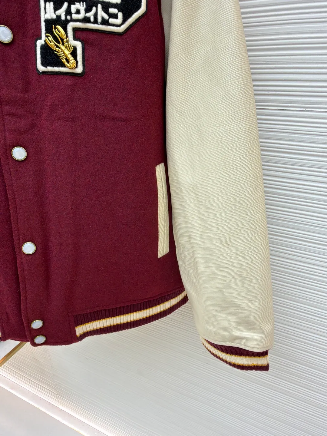 LOUIS VUITTON Nigo joint leather Australian wool burgundy baseball jersey ●Original version: purchased and developed for 64000 ●Item number: 1681641-G45 ●Fabric: all wool fabric ●Technology: cross-cut embossed production ●Color: burgundy ●Version: fitted version ●Weight: about 1555 grams ●Size: 50-52-54-56 ●Description: Original counter 6.4w purchased Nigo's second season hot item The national limited edition is also made of all-wool fabrics custom-dyed. Cross-grain genuine cowhide is custom-made. Badge pattern embroidery is being patterned. Many decorative hardware are secretly developed. Exclusive to the entire network, exclusive custom-woven and dyed 900G Australian pure wool fabric. Genuine cowhide horizontal-grain splicing sleeves. Matching wool contrast ribs. Custom patch badge embroidery. Nigo's exclusive hardware accessories are molded and customized. The inner lining is composite quilted cotton and sewn. Heavy-duty items are exclusively manufactured. The overall wiring is straight and delicate, the fabric is comfortable and soft, and the color is consistent without color difference. It can be matched with the same style to create a fashionable look and control various occasions. Customized accessories, complete with three standards, same style for men and women!